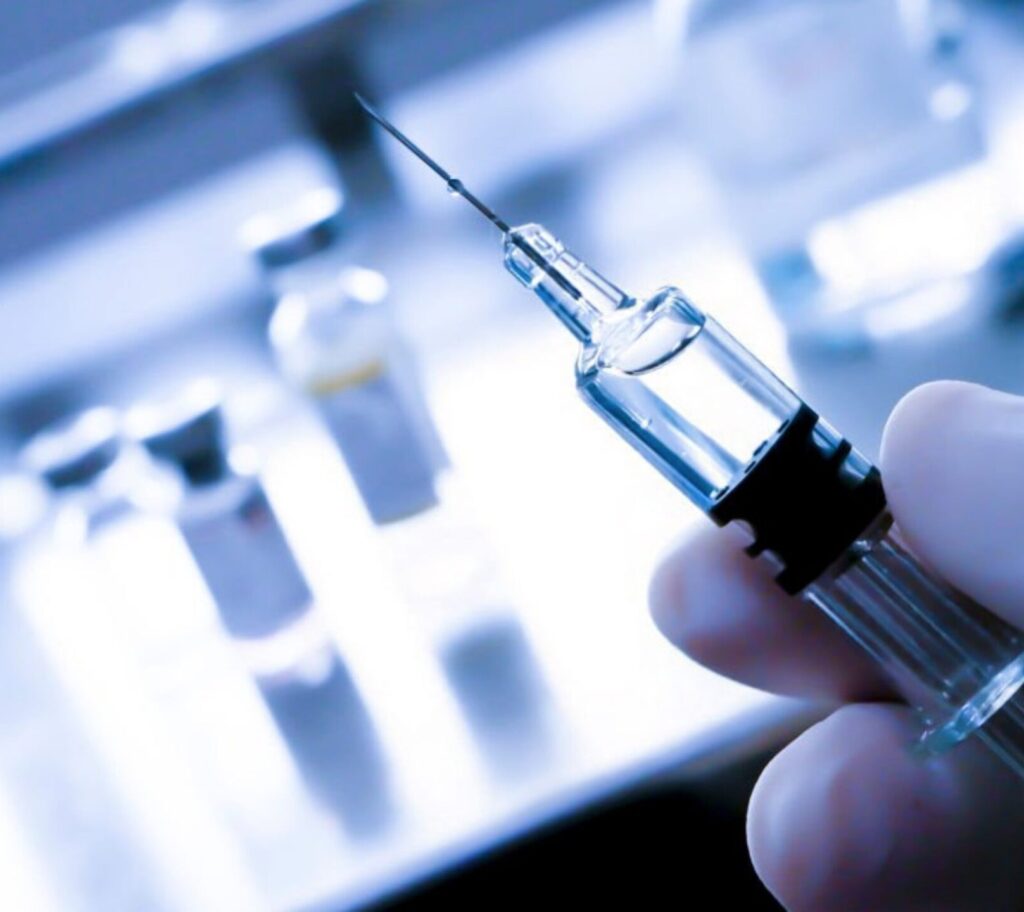Seringue au-dessus d'un plateau de laboratoire, secteur médical