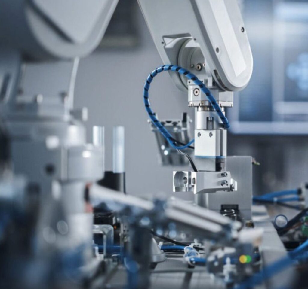Bras robotisé sur une ligne de production automatisée