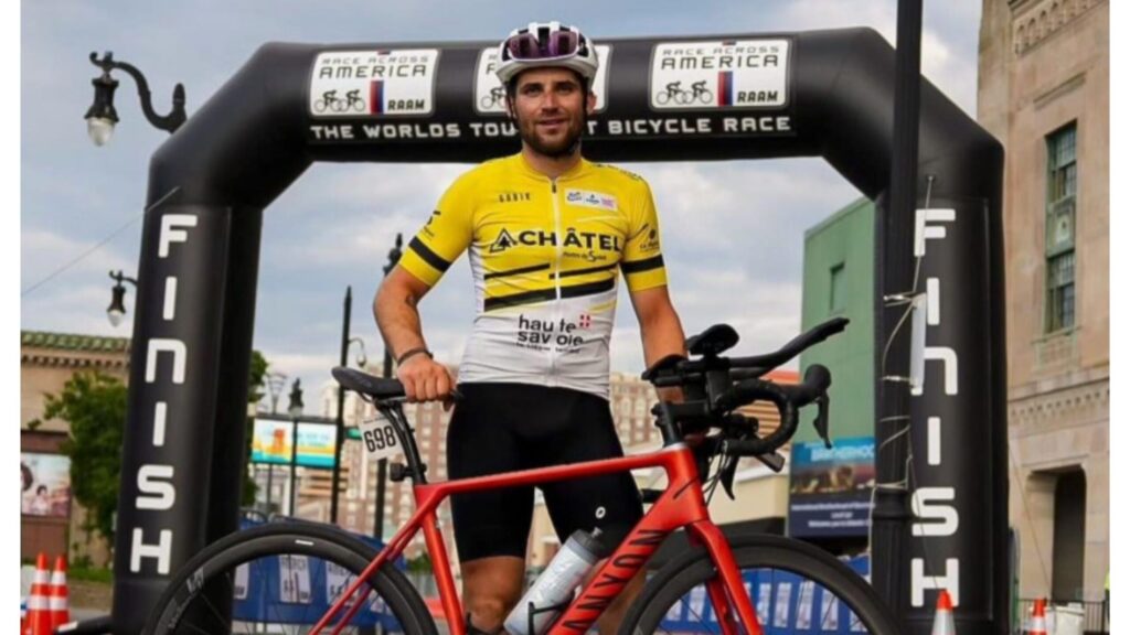 Cycliste franchissant une arche d'arrivée de course