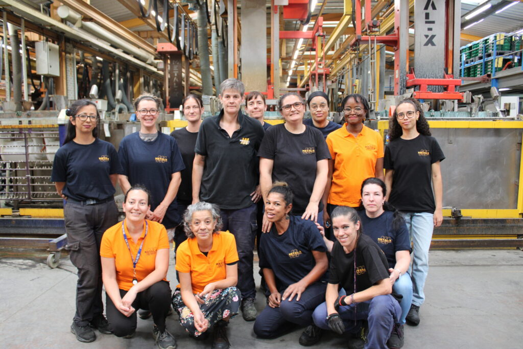Groupe de collaboratrices de Metal-X dans l'atelier