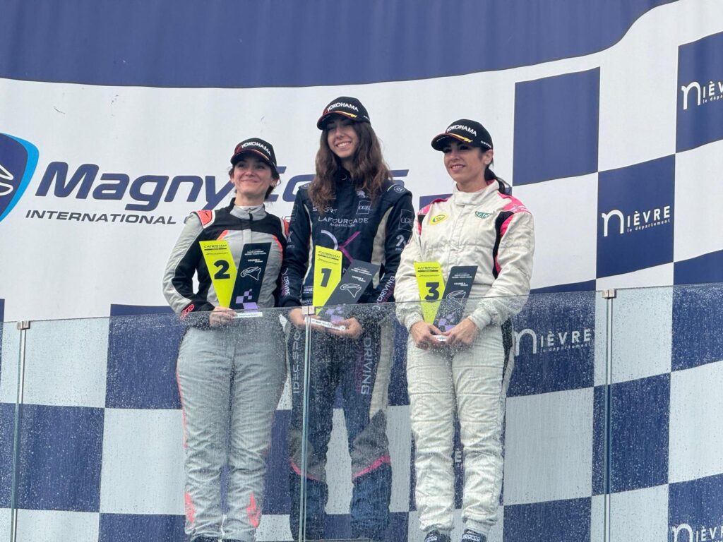 Pilotes sur un podium de course automobile