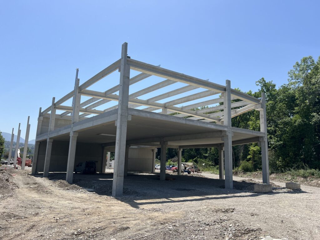 Ossature métallique du nouveau bâtiment en construction