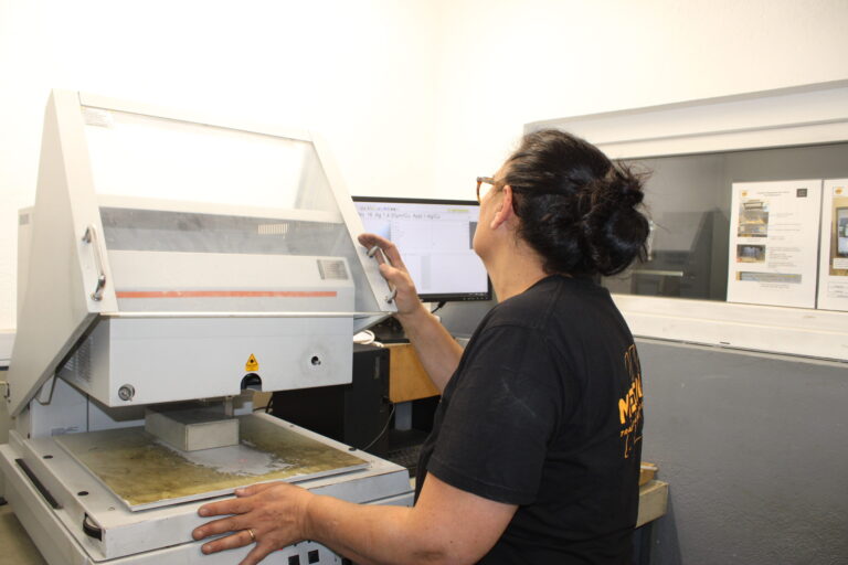 Technicienne de laboratoire à un poste d'analyse