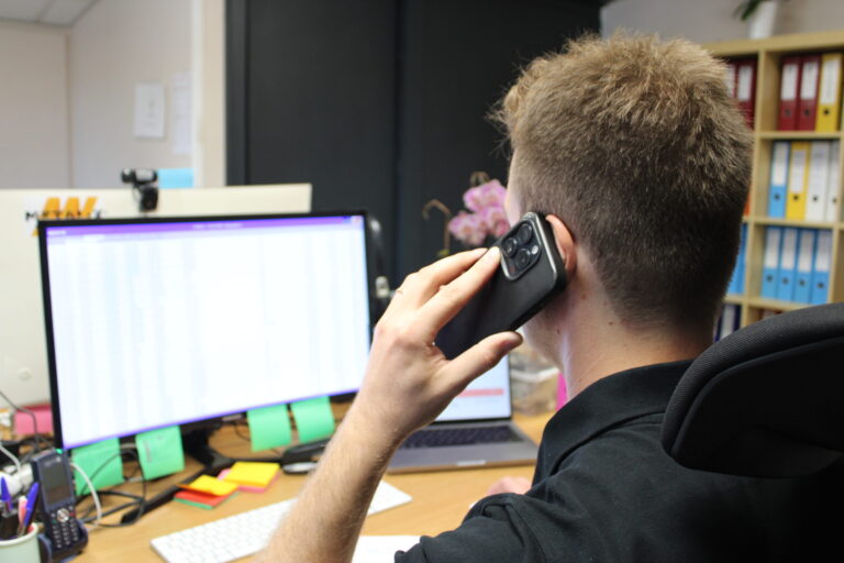 Collaborateur au téléphone dans un bureau