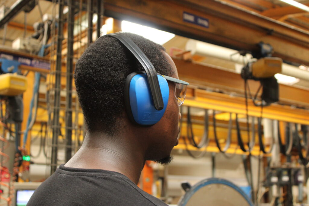 Opérateur portant un casque antibruit dans l'atelier