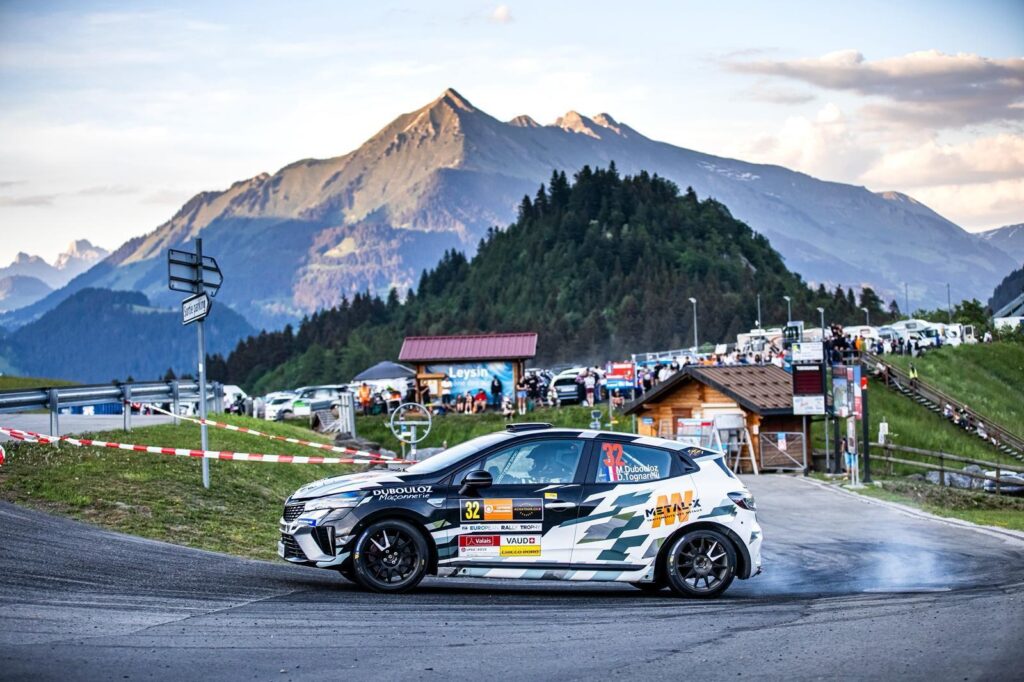 Voiture de rallye soutenue par Metal-X sur une route de montagne