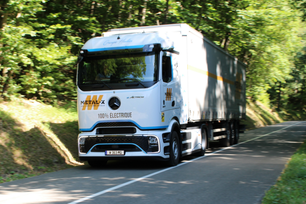 Camion 100 % électrique de Metal-X sur une route de montagne