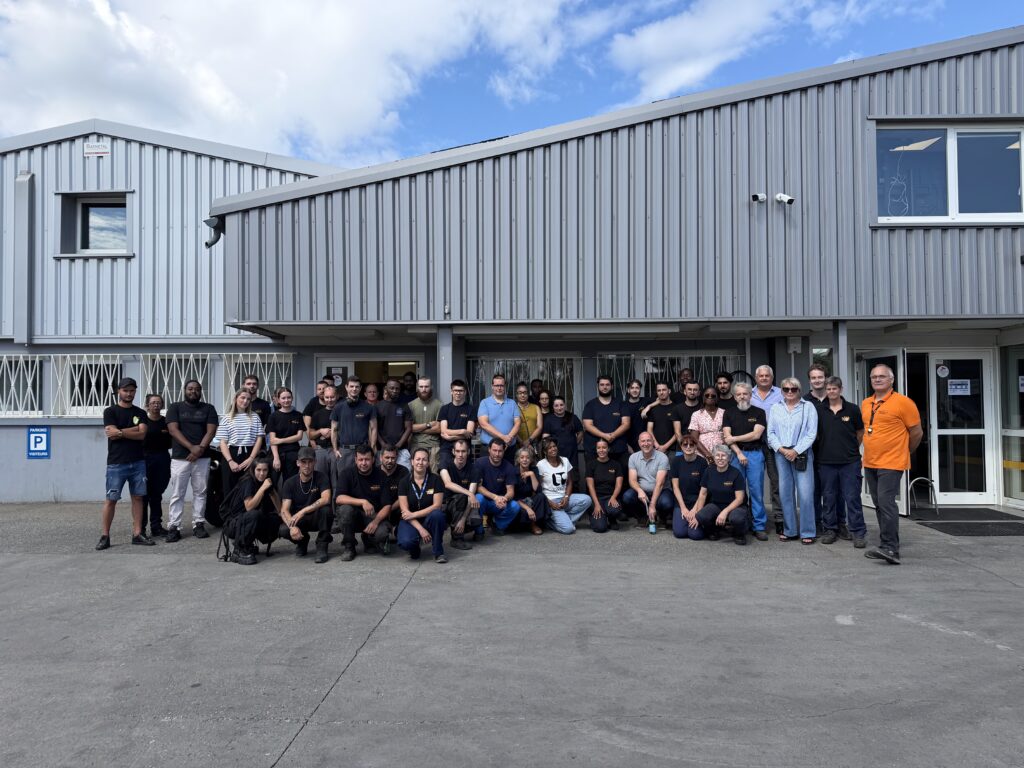 Photo de groupe de l'équipe Metal-X devant le bâtiment